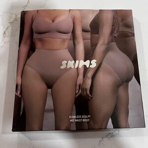 Skims Size XSmall Seamlesss Sculpt Mid Waist Brief new